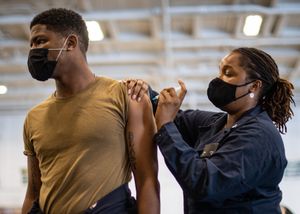 2020년, 미 해군 의무병이 USS 시어도어 루즈벨트(CVN-71)에서 독감 예방 접종을 실시하고 있다.