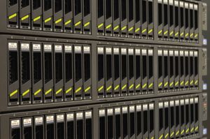 각각 24개의 하드 디스크 드라이브와 다양한 RAID 레벨을 지원하는 내장 하드웨어 RAID 컨트롤러가 장착된 스토리지 서버