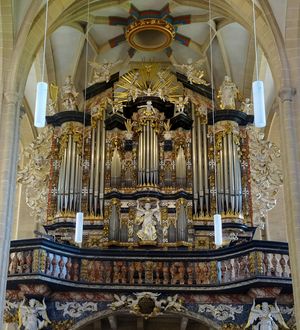 튀링겐주 에르푸르트에 있는 세베리 교회의 오르간은 정교한 조각과 풋사랑 천사가 있는 매우 장식적인 케이스를 가지고 있다.