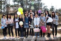 벚꽃 축제에서 민요를 부르는 학생들