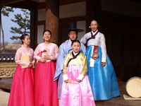 전통 의상을 입고 춘마 축제에서 공연하는 학생들