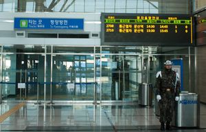 개찰구 모습. 경찰관이 경비하고 있으며, 위쪽 안내판에는 "타는 곳 평양 방면"이라고 쓰여 있다.