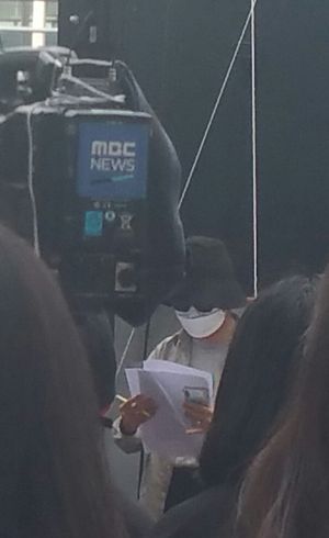 2019년 5월 25일, 강남 신논현역 르 메르디앙 호텔 지하철 출구에서 열린 버닝썬 시위 현장을 MBC TV가 보도하고 있다.