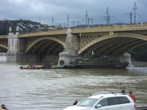머르기트 다리 아래에서 진행되는 구조 작업