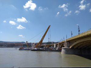 클라크 아담(Clark Ádám) 크레인 선박이 Hableány호를 들어올리는 모습