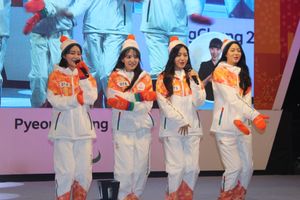 서울특별시 청계광장에서 열린 성화 봉송 축하 행사에서 AOA 멤버들이 인사하고 있다.