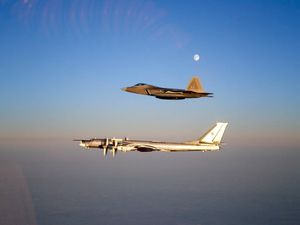 알래스카 엘멘도르프 공군기지(Elmendorf AFB) 소속 F-22가 미국 영공 부근에서 러시아 투폴레프 Tu-95 폭격기를 요격하는 모습