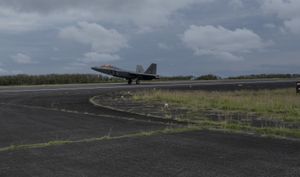 2024년 4월 민첩한 리퍼 24-1(Agile Reaper 24-1) 기간 중 이오토(이오지마)에 착륙하는 F-22