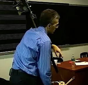 맨해튼 음악학교(Manhattan School of Music) 교수이자 프로 더블베이스 연주자인 티모시 코브(Timothy Cobb)가 2000년대 후반 베이스 레슨을 하는 모습.