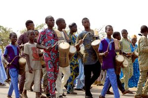 퍼레이드에서 북을 치는 사람들