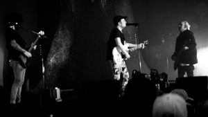 2021년 헬라 메가 투어 기간 중 코메리카 파크에서 공연하는 폴 아웃 보이.