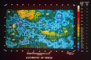 색상으로 구분된 금성의 고도 지도. 노란색 고지대인 테라 "대륙"과 작은 금성의 지형을 보여준다.