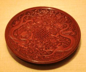 명나라 시대 국화와 용이 새겨진 붉은 칠기 접시
