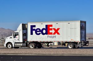 라스베이거스의 FedEx Freight 트럭