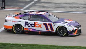 데니 해밀린(Denny Hamlin)이 운전한 페덱스(FedEx) 후원 11번 차량, 2023 팬조일 400