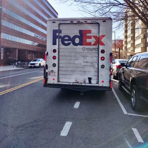 2020년 1월 워싱턴 D.C. 자전거 도로에 불법 주차된 FedEx 차량