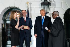 에이미 코니 배럿(Amy Coney Barrett) 대법관 취임 선서 (2020년 10월 26일). 토머스 대법관이 선서를 집행함