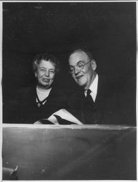 덜레스(오른쪽)와 엘리너 루스벨트(왼쪽)가 파리 유엔 총회에서 만나 악수하고 있다.