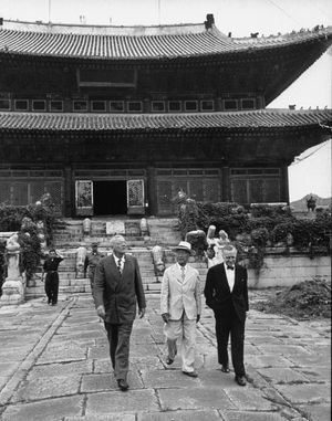 1953년 8월, 휴전 협상을 마무리하고 경복궁 근정전을 거닐고 있는 왼쪽부터 미 국무장관 존 포스터 덜레스(John Foster Dulles), 이승만 대통령, 월터 로버트슨(Walter S. Robertson) 미 국무부 차관보.