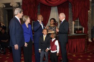 구 상원 회의장에서 모 카우엔 의원의 선서에 참석