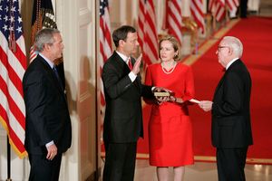 2005년 9월 29일, 존 로버츠(John Roberts) 미국 수석대법관(Chief Justice of the United States) 취임 선서. 스티븐스(오른쪽)가 선서를 집행하고 있다.