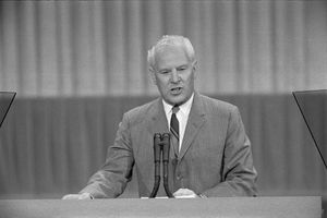 아버지 앨버트 고어 시니어가 1968년 민주당 전당대회에서 연설하는 모습. 앨 고어는 이 연설문 작성을 도왔다.