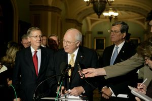 2007년 4월, 미치 매코널(왼쪽)과 트렌트 로트(오른쪽) 공화당 의원들과 함께 기자회견을 하는 딕 체니 부통령