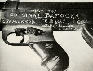 세계 최초로 제작된 “튜브식 로켓 추진 수류탄 발사 장치” 시제품, "ORIGINAL BAZOOKA"의 그립 부분"MAY 1942"라고 적혀 있으며, 힉먼, 스키너, 유얼 등 개발팀의 서명이 적혀 있다.