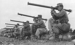 M9/M9A1로 훈련하는 경찰예비대 대원(1951년 촬영)