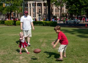 아버지가 지켜보는 가운데 티모시 L. 페스토와 케이틀린 E. 페스토가 풋볼을 하는 모습 (앨라배마주 터스컬루사)