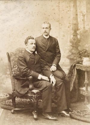 브라질 왕자 페드루 아우구스투(오른쪽)와 아우구스투 레오폴두(왼쪽) 망명 중인 칸느, 1890년경