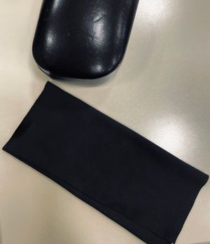 민감한 유리에 흠집을 내지 않고 교정용 렌즈를 청소하도록 설계된 마이크로화이버 천