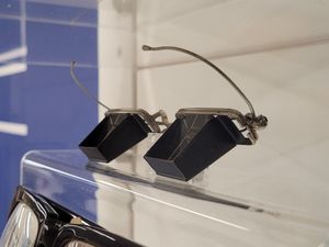 맥키 레이드(McKie Reid) 누워있는 안경, 색레이 의학 박물관(Thackray Museum of Medicine)에 전시됨.