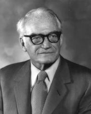 전 미국 상원의원 배리 골드워터(Barry Goldwater)의 사진. 뿔테 안경을 착용하고 있다.