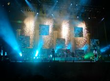 2006년 8월 28일 리딩 앤 리즈 페스티벌에서 "스타라이트"를 연주하는 뮤즈