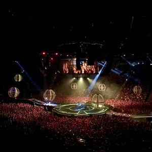 2016년 4월 런던 O2 아레나에서 열린 드론스 월드 투어 중 무대에 선 뮤즈