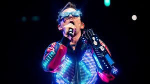 2019년 9월 밴드와 함께 공연하는 벨러미