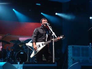 2004년 브라이턴에서 공연하는 매닉 스트리트 프리처스