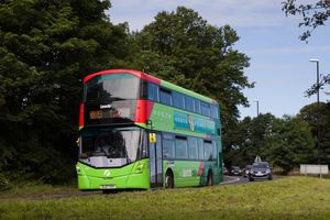 버스 네트워크는 도시 전역과 광역 지역에 걸쳐 광범위하게 분포되어 있다.