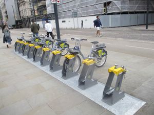 전기 대여 자전거가 이제 도시 전역에 널리 보급되어 있다.