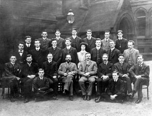 1910년 빅토리아 맨체스터 대학교 물리 및 전기 기술 연구소 직원들. 뒷줄 오른쪽에서 두 번째는 얼니스트 마스든, 가운데 줄 왼쪽에서 세 번째는 윌리엄 윌슨, 가운데 줄 오른쪽에서 두 번째는 한스 가이거, 앞줄 왼쪽에서 두 번째는 허버트 스탠스필드, 가운데 앉아 있는 사람은 아서 슈스터 교수와 얼니스트 러더퍼드 교수이다.