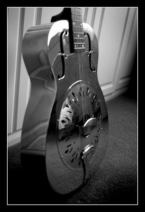 《브라더스 인 암스》 앨범 커버에 나오는 내셔널 스타일 0 레조네이터 기타. 마크 노플러는 이 기타를 1981년 싱글 "로미오와 줄리엣"에서도 사용했다.