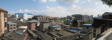 새롭고 오래된 건축물이 뒤섞여 있는 북촌의 풍경