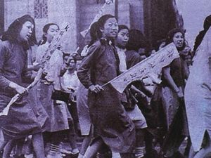 여학생들이 1919년 5·4 운동의 일환으로 시위에 참여하다