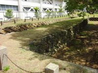 니시진(西神), 세이난 대학 근처에 있는 돌로 만든 방어벽(元寇防塁). 현재는 일부 돌벽의 꼭대기만 지면에 드러나 있으며, 대부분 매립되었다.