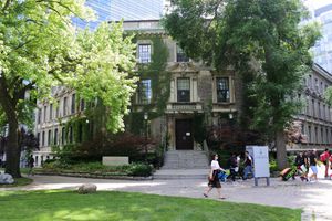 네일러 빌딩에는 대학 의학과 사무실이 있다.