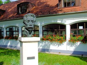 헝가리 키슈쾨뢰슈에 있는 루쉰 흉상