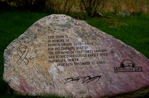 스웨이지를 기리는 기념비가 2009년 11월에 더티 댄싱이 촬영된 마운틴 레이크 호텔에 세워졌다.