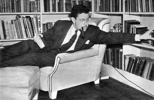 1939년 할리우드 자택에서 첫 번째 영화 프로젝트를 시작하는 데 긴 시간이 걸리는 동안의 오슨 웰스