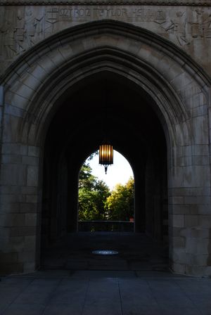 코넬 로스쿨의 주요 강의 건물인 마이런 테일러 홀 입구